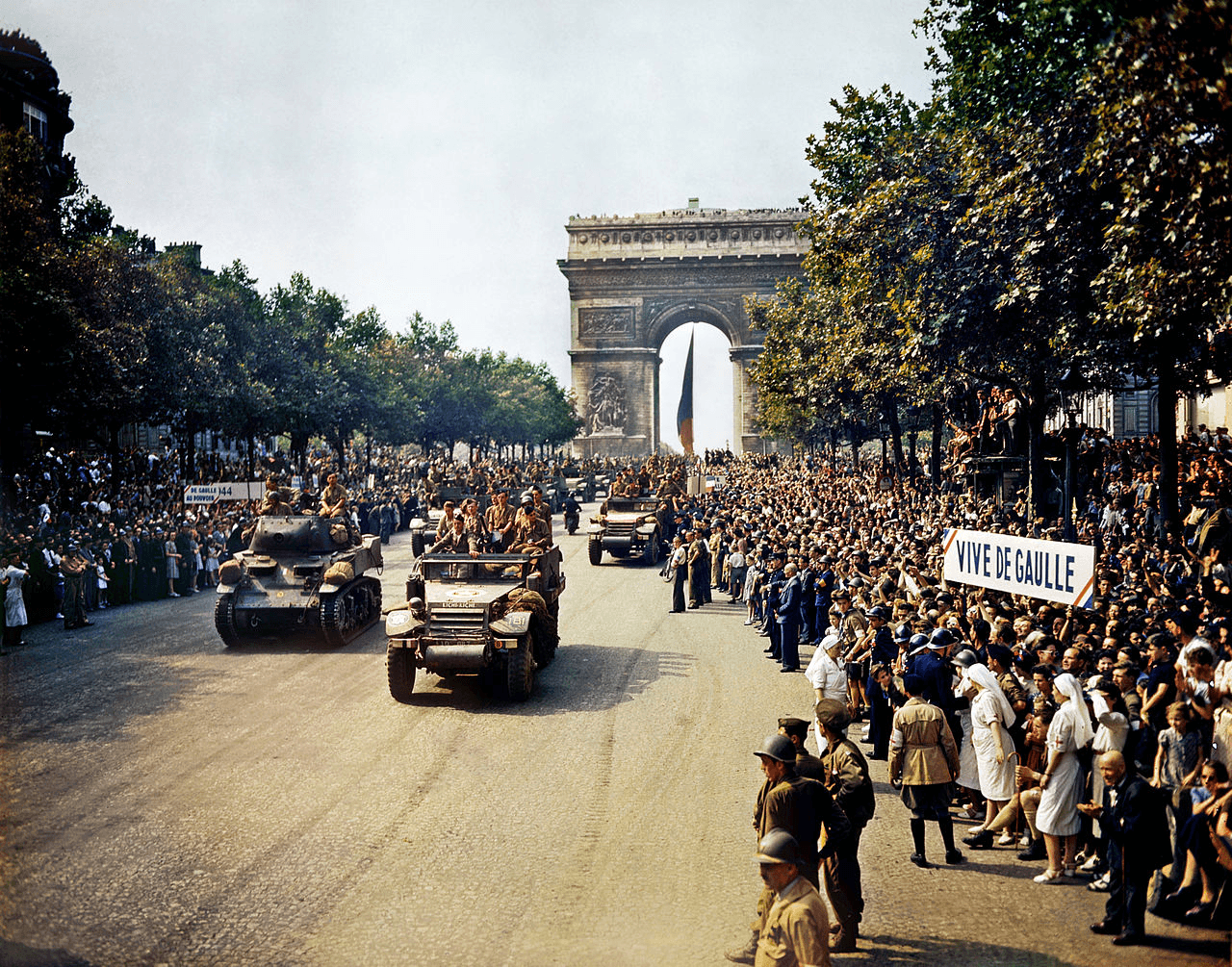 Desfile por los Campos Elíseos de unidades pertenecientes a la 2.ª División Blindada tras la Liberación de París. Jack Downey, U.S. Office of War Information - Esta imagen está disponible en la División de Impresiones y Fotografías de la Biblioteca del Congreso de los Estados Unidos bajo el código digital fsac.1a55001.