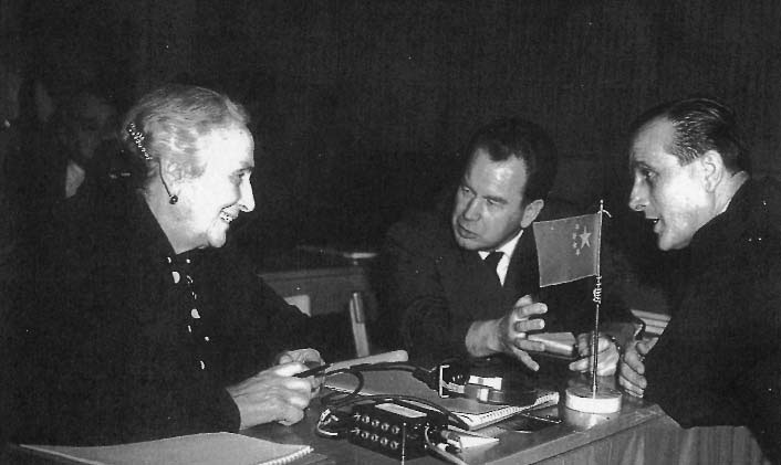 Praga el 1959. Dolores Ibárruri, Fernando Claudín y Vicente Uribe en el VIè. Congreso del PCE