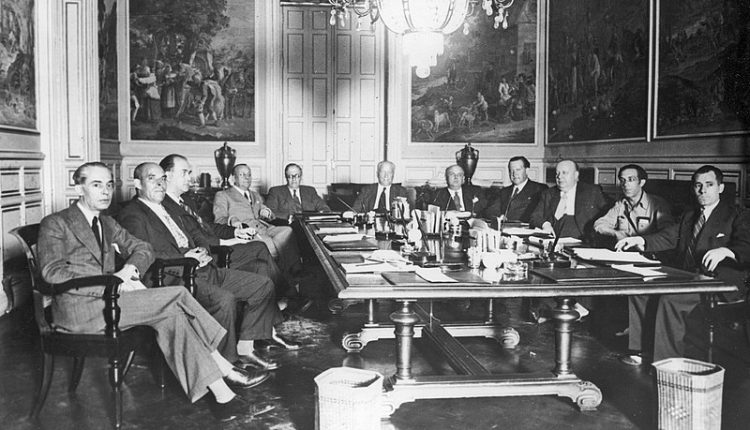Gobierno de Largo Caballero en septiembre de 1936, con dos ministros comunistas: Uribe y Hernández (primero y segundo por la derecha, respectivamente) (imagen: portada del diario La Voz)